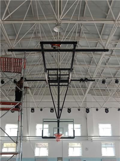 新疆安装悬空电动篮球架进行中