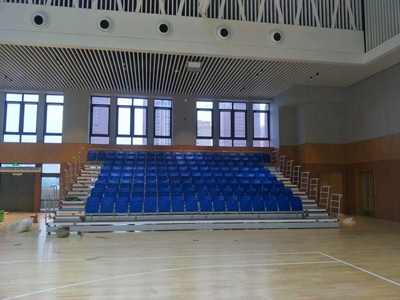 四川某中学体育运动场馆电动伸缩看台座椅安装完成